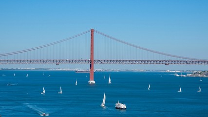 Brücke in Lissabon über den Tejo Fluß, Stadtansicht