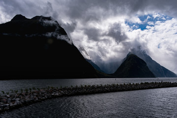 Las nubes envuelven los fiordos de Nueve Zelanda