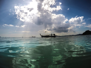 Un viaje en bote en el mar de Tailandia camino a una playa desierta.