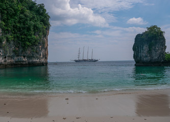 Un barco en medio del paisaje en una playa de Tailandia.