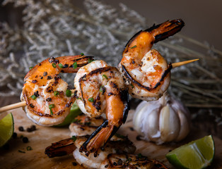Skewer shrimps burnt grilled with spice seasoning.