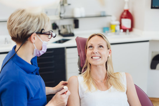 Zahnärztin behandelt eine Patientin