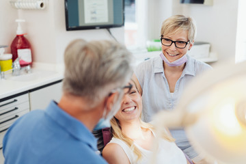 Zahnarzt unterhält sich mit einer Patientin 