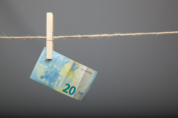 Billetes de Euro, sujetos por pinzas. Los beneficios se dan en dinero, a los trabajadores se les...