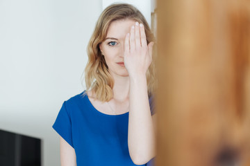 frau hält eine hand vor ihr gesicht