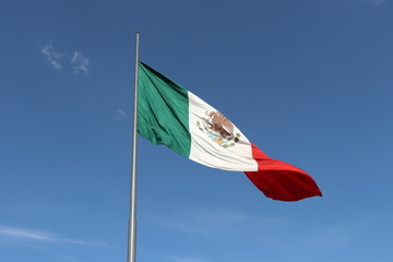 bandera de México ondea en el asta 