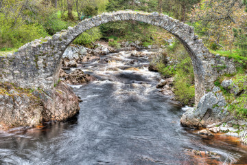 Die älteste Steinbrücke in den schottischen Highlands bei Carrbridge als HDR