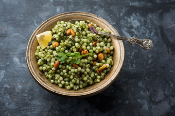 Hariyali sabudana khichdi is a delicious twist to the regular Sago khichadi made using cilantro , chillies and groundnuts