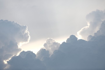 Aufziehende Gewitterwolken vor der Abendsonne