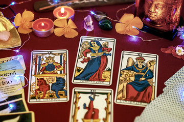 Naklejka premium Tarot de Marseille tirage de carte divinatoire en tarologie