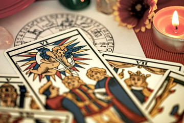 Tarot de Marseille tirage de carte divinatoire en cartomancie - obrazy, fototapety, plakaty