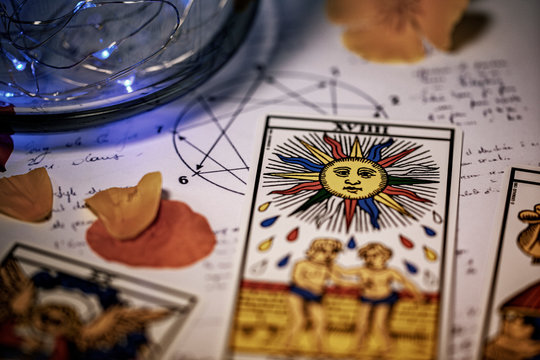 Tarot de Marseille tirage de carte divinatoire en cartomancie