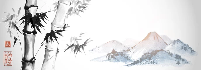 Bambusbäume und weit blaue Berge auf weißem Hintergrund. Traditionelle japanische Tintenwaschmalerei Sumi-e. Hieroglyphen - Ewigkeit. Freiheit, Klarheit, Weg. © elinacious