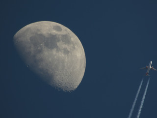 lune avec avion de ligne