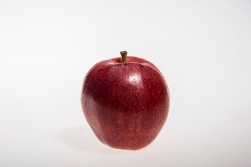 roter Apfel von oben beleuchtet