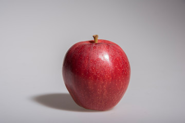 roter Apfel beleuchtet mit Schatten