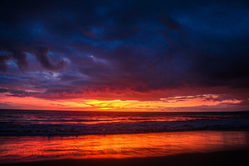 Fototapeta na wymiar red sky with clouds in the beach