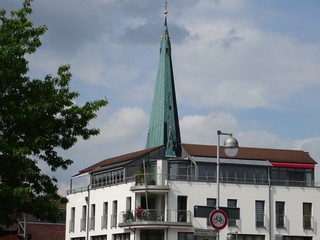 Kirchturm hinter Haus in Holzminden