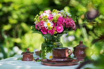 Obraz na płótnie Canvas Summer flower bouquet on a garden table