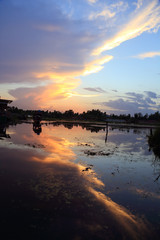 increíble atardecer en cachemira India. Colores de ensueño. Ambiente de relax en tonos purpuras,...