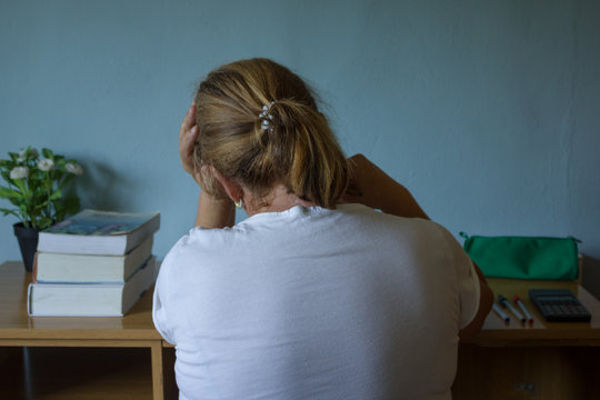 Mujer cansada estudiando 
