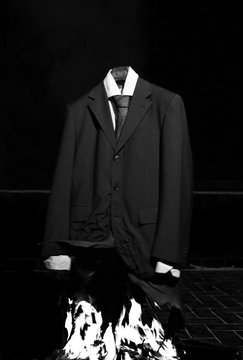 Traje de oficina ardiendo. Blanco y negro con fuego. Antisistema