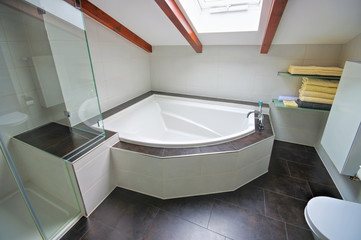 ein modernes helles Badezimmer - a modern bright bathroom