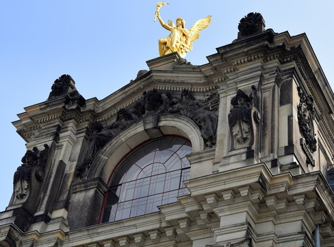Hauptfassae der Kunstakademie im Lipsiusbau mit vergoldetem Eros auf dem &ouml;stlichen Eckrisalit 