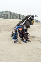 Obraz premium Enfant jouant dans le sable en hivers