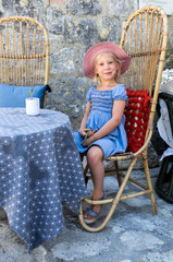 Jolie enfant sur une chaise vintage