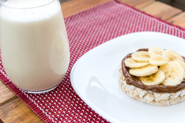  Rice biscuit with dulce de leche and pieces of banana and nuts. Accompanied with a milk banana smoothie.