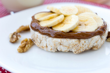  Rice biscuit with dulce de leche and pieces of banana and nuts. Accompanied with a milk banana smoothie.