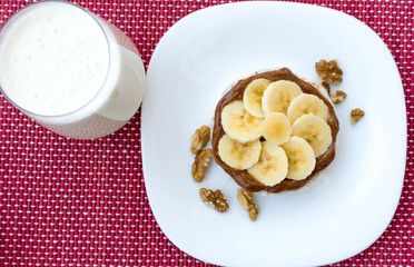  Rice biscuit with dulce de leche and pieces of banana and nuts. Accompanied with a milk banana smoothie.