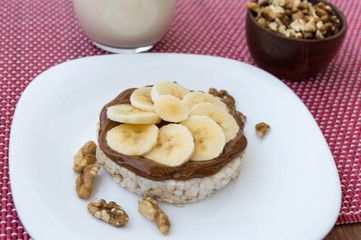  Rice biscuit with dulce de leche and pieces of banana and nuts. Accompanied with a milk banana smoothie.