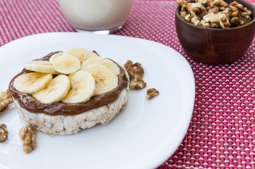  Rice biscuit with dulce de leche and pieces of banana and nuts. Accompanied with a milk banana smoothie.