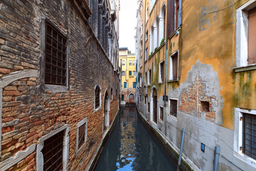 Fototapeta na wymiar the empty channel in Venice. Day foto.