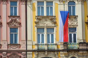 Praga - kamienice z czeską flagą © Grzegorz Polak