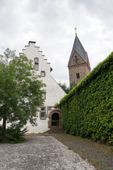 Fototapeta na wymiar Burg Kallmuth und Kirchturm von St. Georg