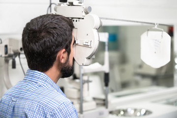 Obraz premium Patient is reading the optometrist chart in modern ophthalmology clinic .