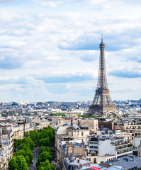 凱旋門から眺めるエッフェル塔とパリ市内　縦位置