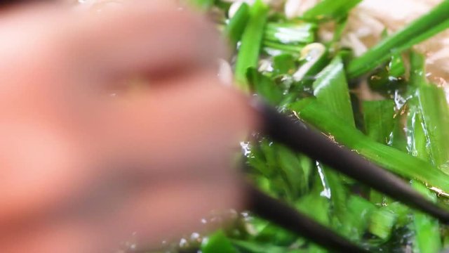 にらともやしを茹でる