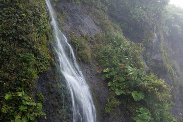 Obraz na płótnie Canvas 岩肌を流れる小さな滝
