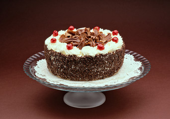 A cioccolate cake on a glass tray