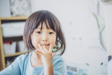 玩具で遊ぶ女の子
