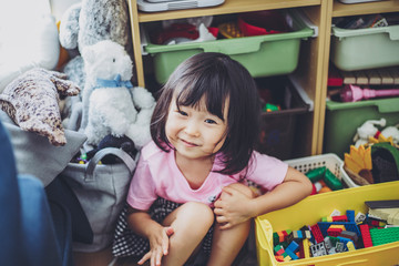 玩具で遊ぶ女の子