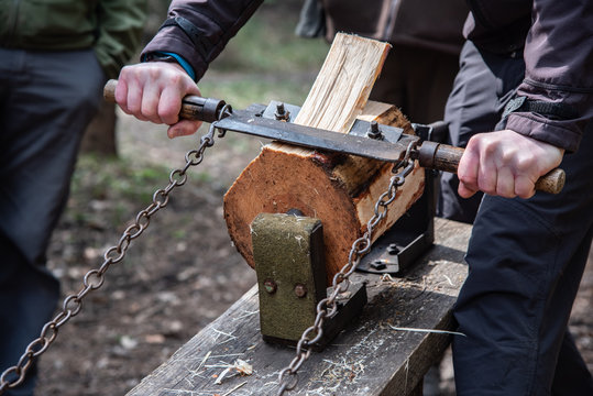 Scharten aus Holzblock schneiden mit altem Pecherwerkzeug