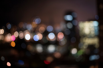 Las luces de la ciudad en la noche