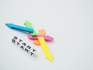 たくさんの矢印とスタートの単語