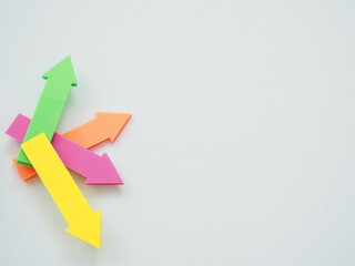 白の背景にたくさんの矢印