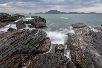Obraz premium Sea dawn with waves and rocks at nha trang